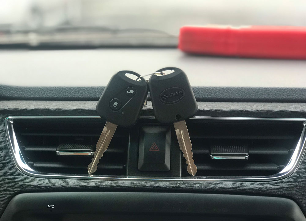 Xe Tải Van 2 Chỗ SRM X30i V2 - Mặt trước ca lăng và cụm đèn chiếu sáng tinh tế
